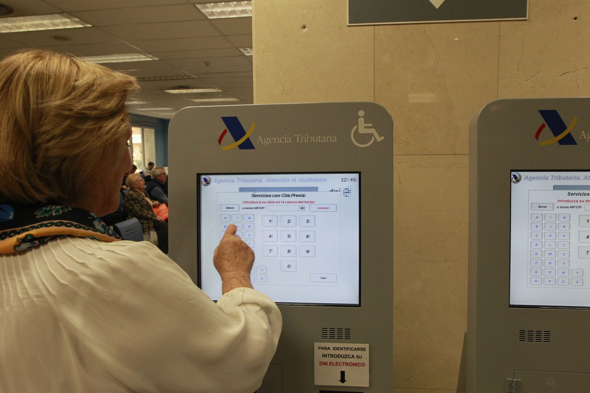 Las bajadas de impuestos aparecen, en mayor o menor medida, en todos los programas electorales. / europa press