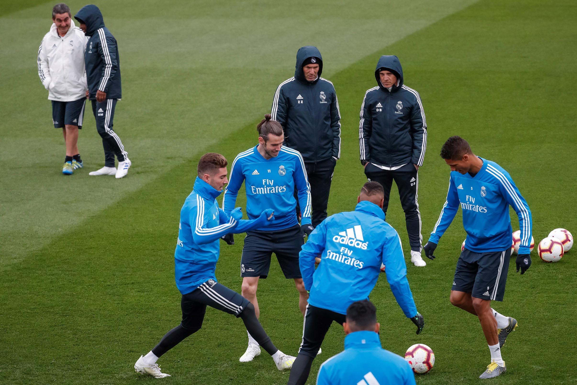 Los jugadores del Real Madrid, durante el entrenamiento de ayer ante la atenta mirada de Zinedine Zidane.