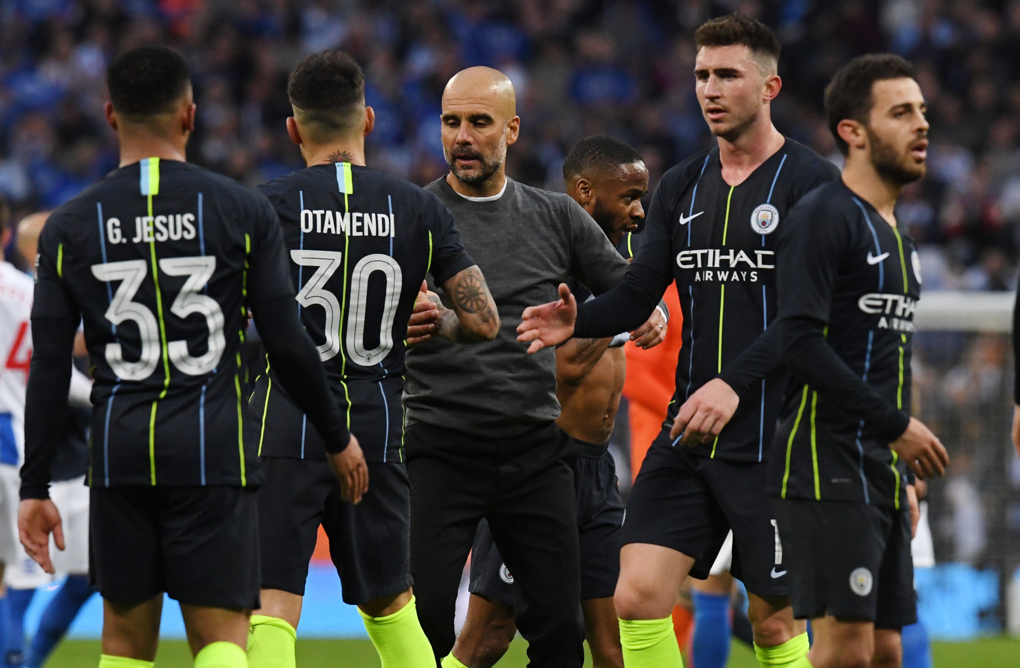 El soñador Tottenham examina los límites del Manchester City 1 Pep Guardiola felicita a los jugadores del Manchester City tras lograr el pase a la final de la FA Cup.