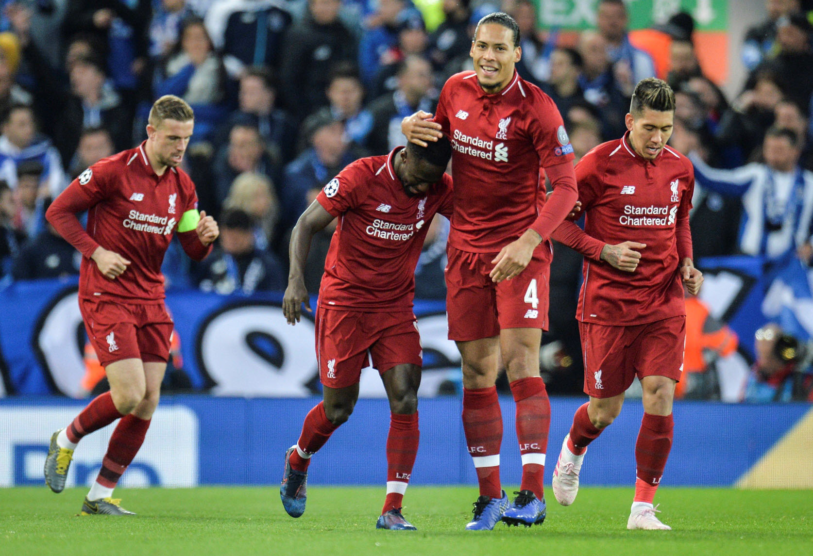 El Liverpool sabe el camino 1 Naby Keita (2 izq) celebra con sus compañeros el primer gol del Liverpool en Anfield ante el Oporto.