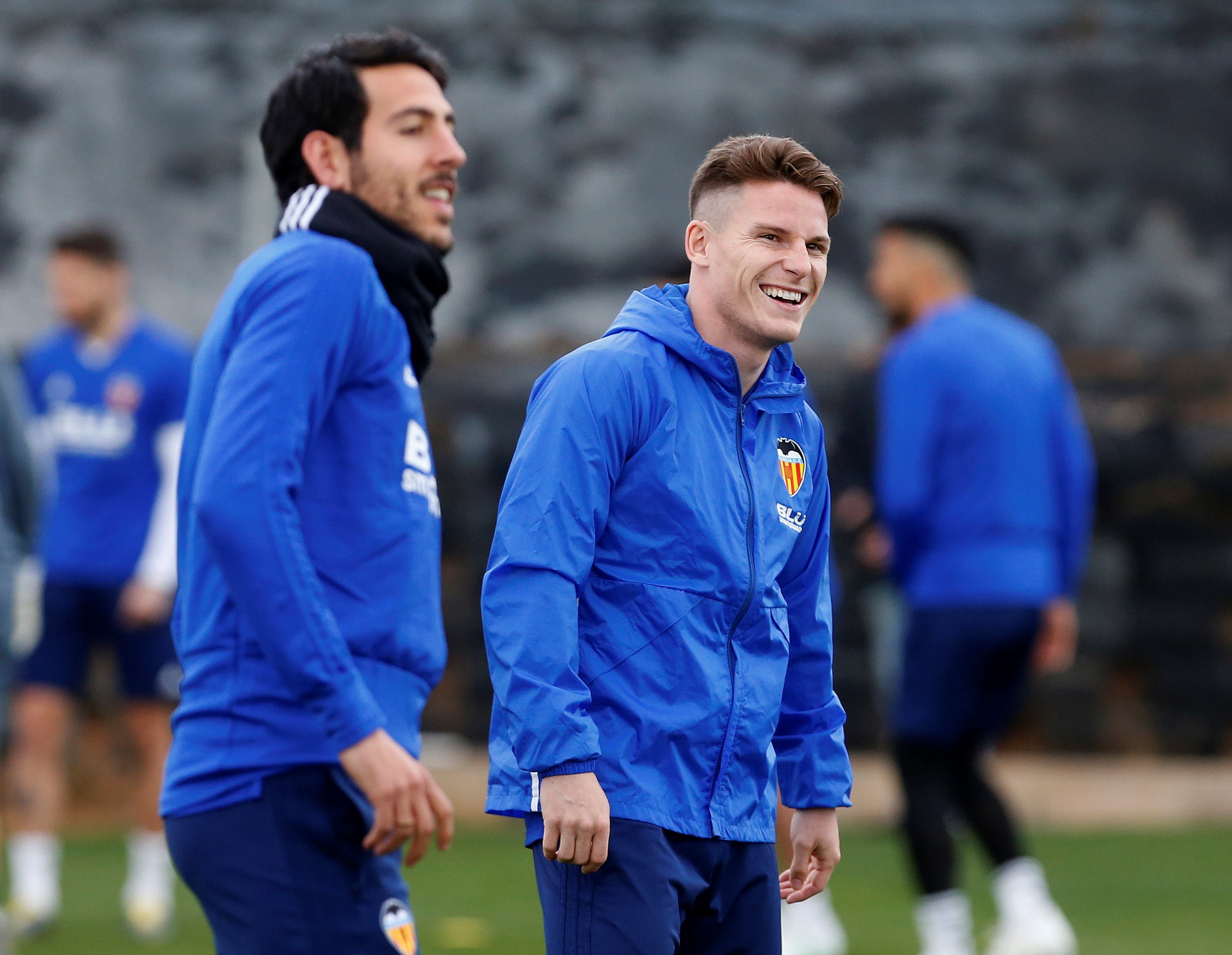 Kevin Gameiro (d) y Dani Parejo, durante el entrenamiento del Valencia previo al partido.