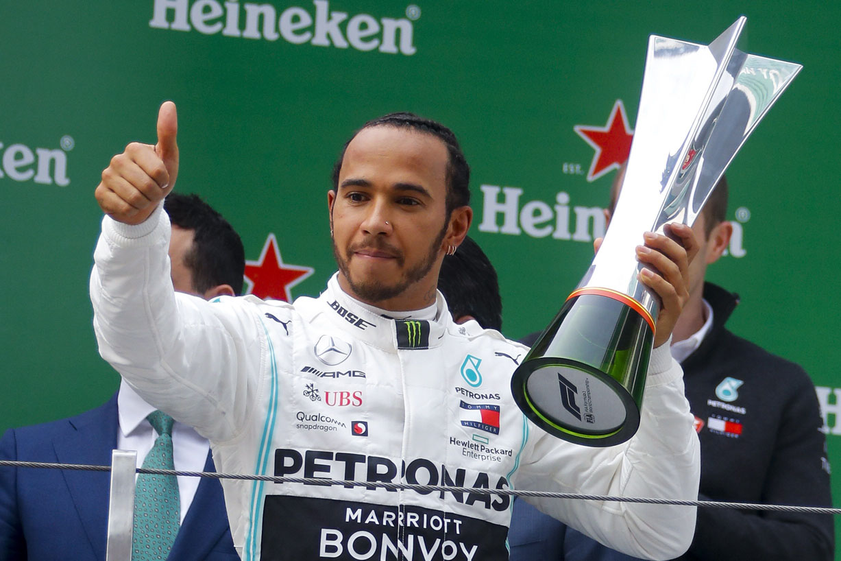 El británico Lewis Hamilton celebra en el podio su cómoda victoria en el circuito de Shanghái.