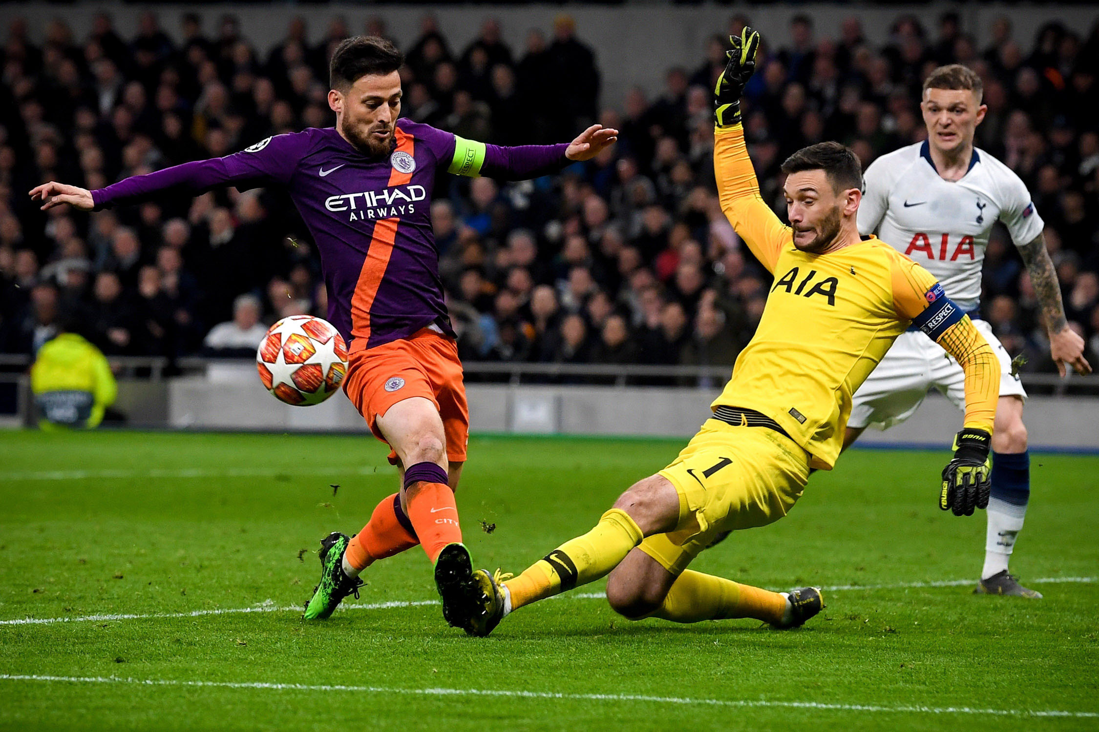 Hugo Lloris (dcha) salva una ocasión de David Silva en el partido de ida disputado en el Tottenham Hotspur Stadium.