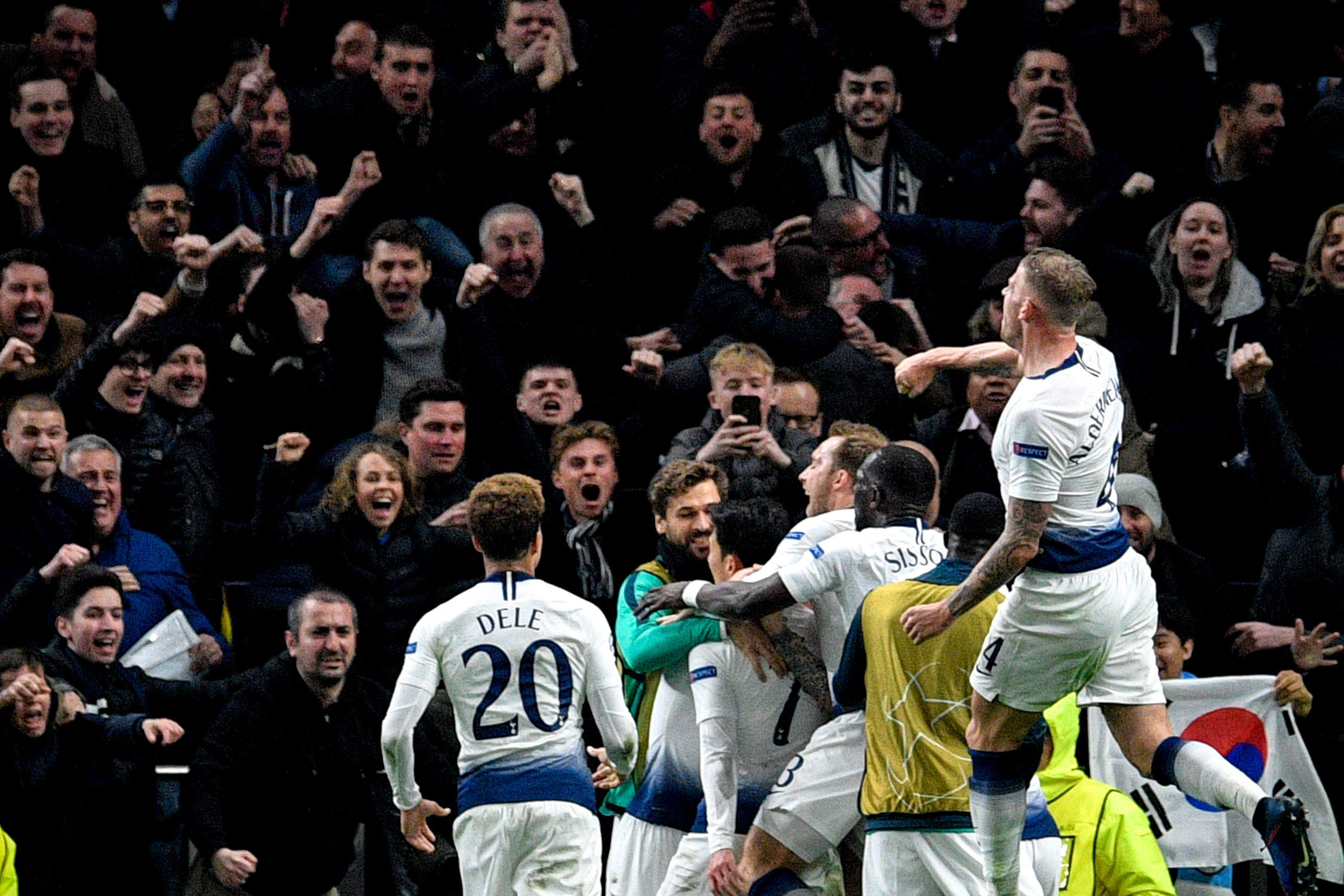 Son y Lloris dejan helado al City 1 Los jugadores del Tottenham celebran el gol de Son.