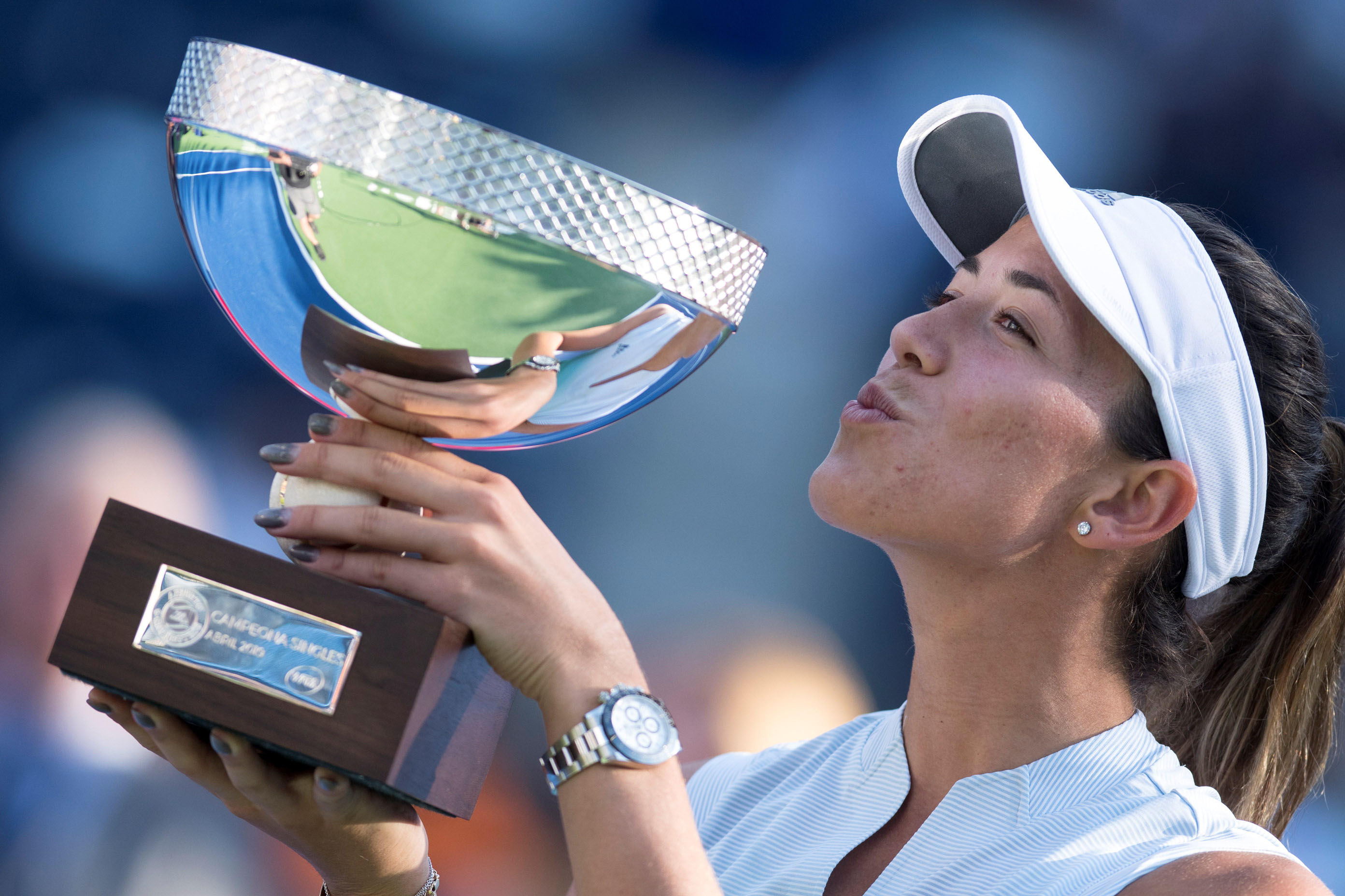 Garbiñe Muguruza levante el trofeo de campeona de Monterrey 2019, mismo título que ya ganase un año antes.