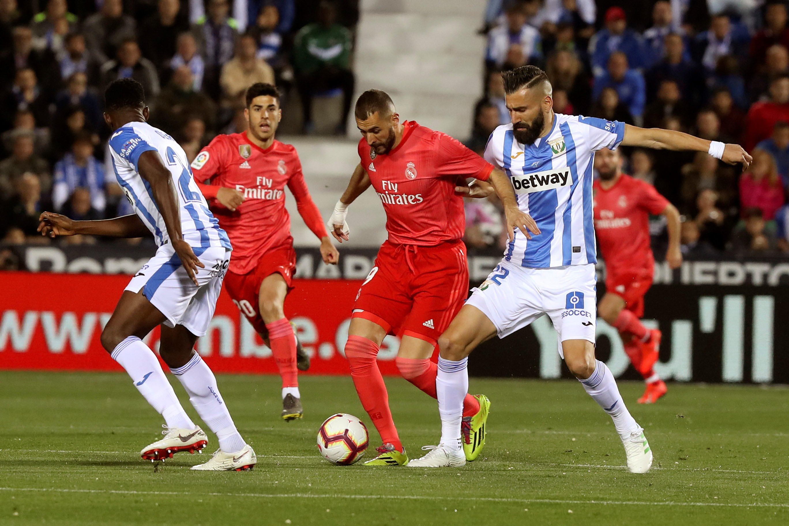 Benzema pide ayuda 1 Benzema, autor del gol que rescataba un punto para el Real Madrid en Butarque, intenta superar la presión de la defensa del Leganés.