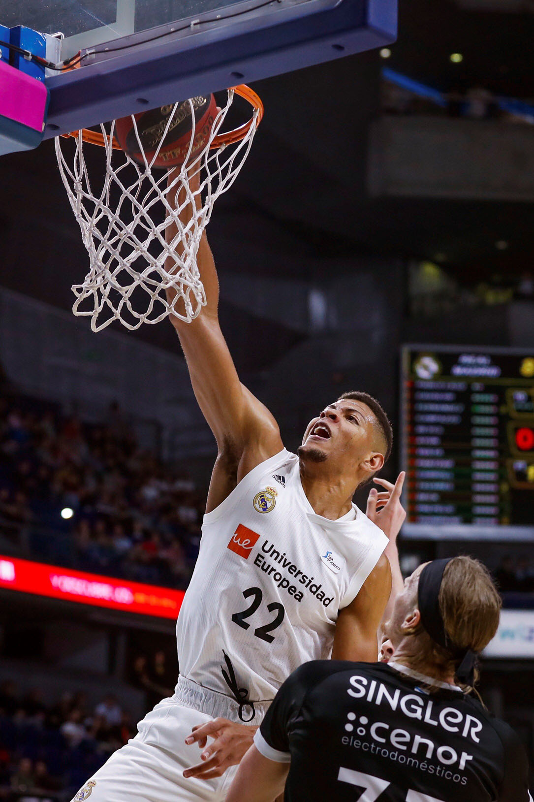 Walter Tavares hace un mate ante el Monbus Obradoiro en Liga Endesa.