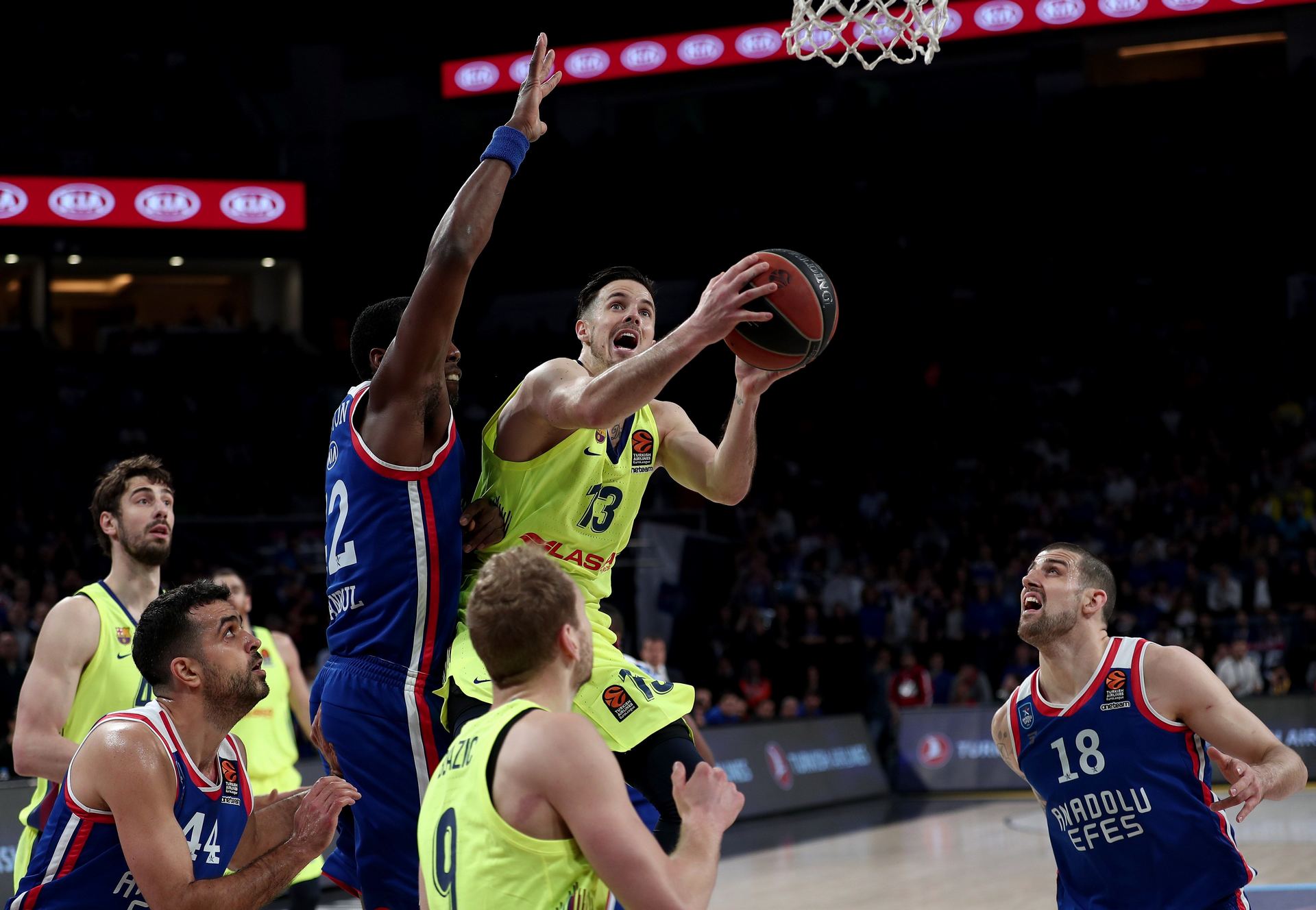 Bryant Dunston, del Anadolus, defiende al culé Thomas Heurtel en el segundo partido de playoffs.