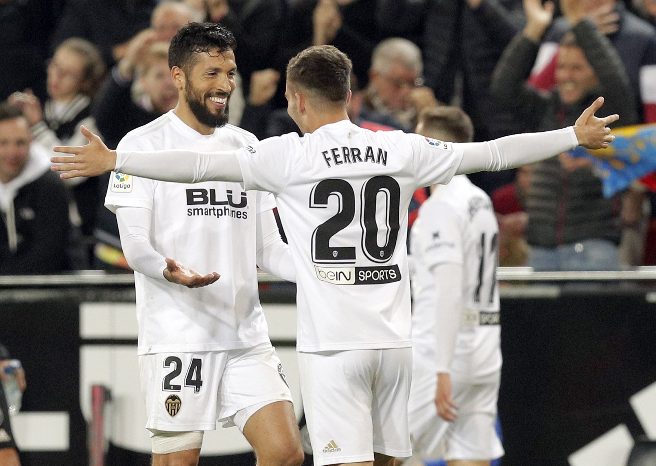 Vallecas, a parar el ‘AVE’ Valencia 1 Los jugadores del Valencia celebran la victoria del pasado miércoles ante el Real Madrid en Mestalla.