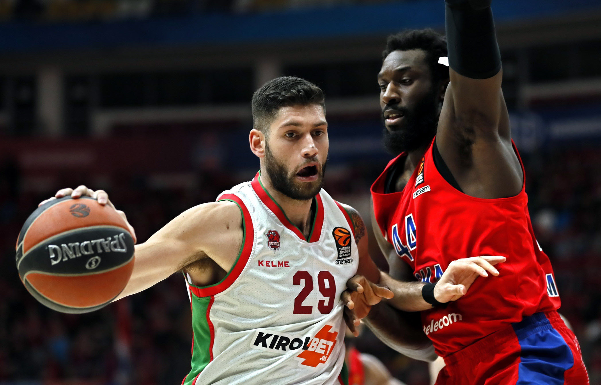 Patricio Garino intenta superar la defensa de Othello Hunter.