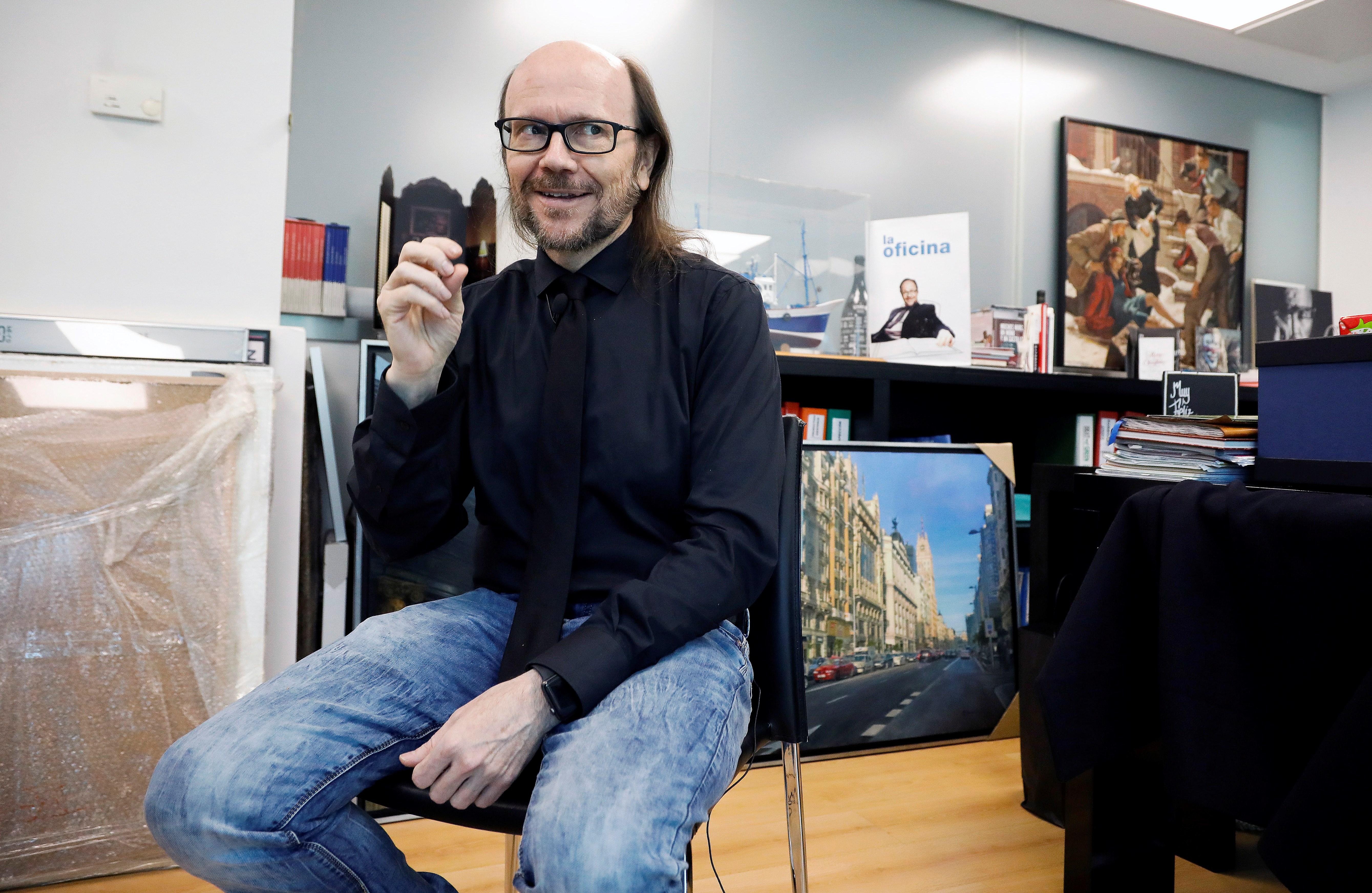 El cineasta español Santiago Segura posa ante los medios.