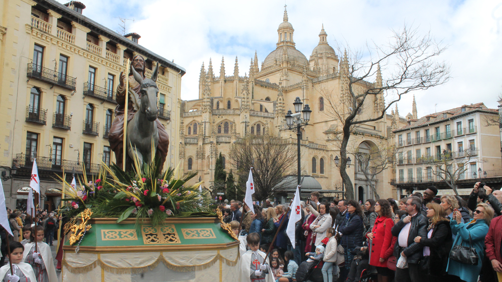La imagen de 'La Borriquilla' pasa ante la catedral./M.GALINDO