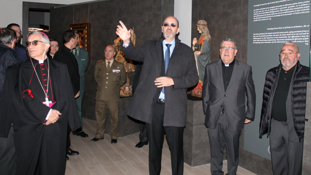 La exposición fue inaugurada ayer con un recorrido por sus salas./ M.GALINDO