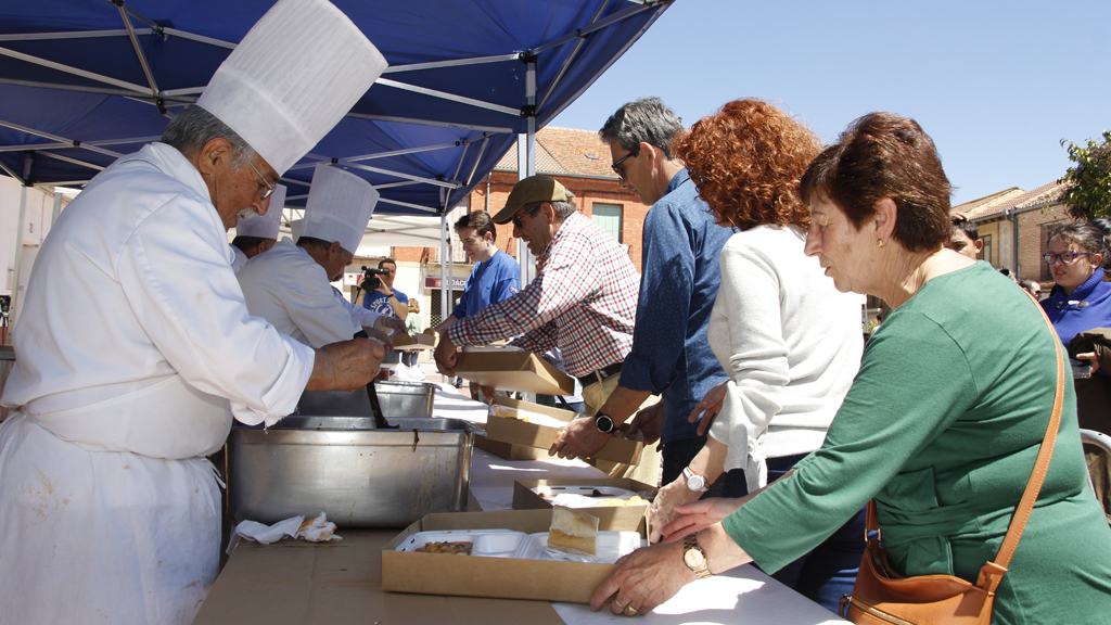 Los cocineros de Segovia repartieron cerca de mil raciones del rico ‘potaje de Cantimpalos’. / NEREA LLORENTE
