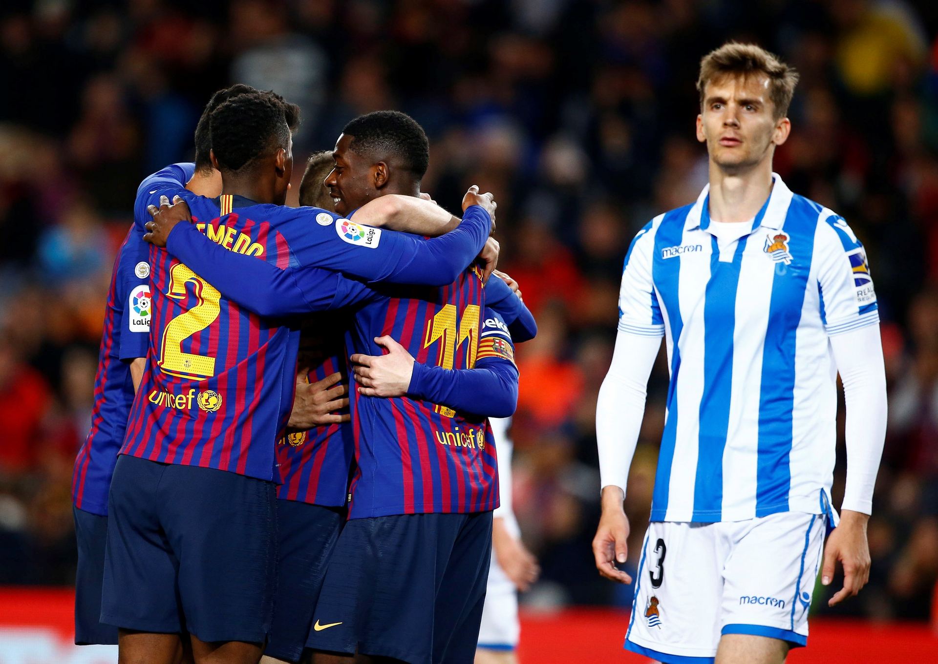 Los jugadores blaugranas celebran el segundo gol con el que se llevaron la victoria ante una combativa Sociedad.