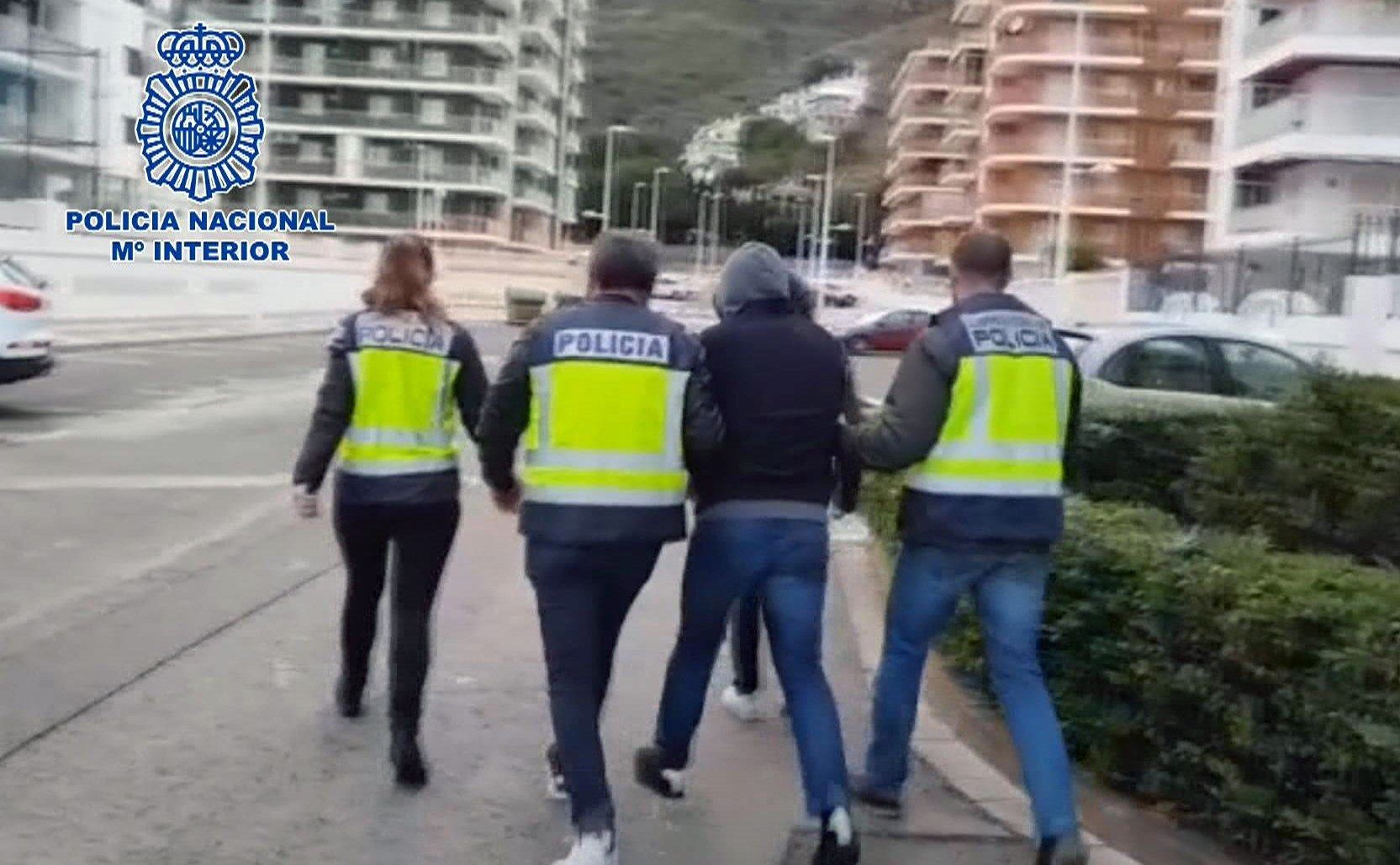 El fugitivo polaco residía discretamente en un piso de lujo de Cullera en compañía de su pareja.