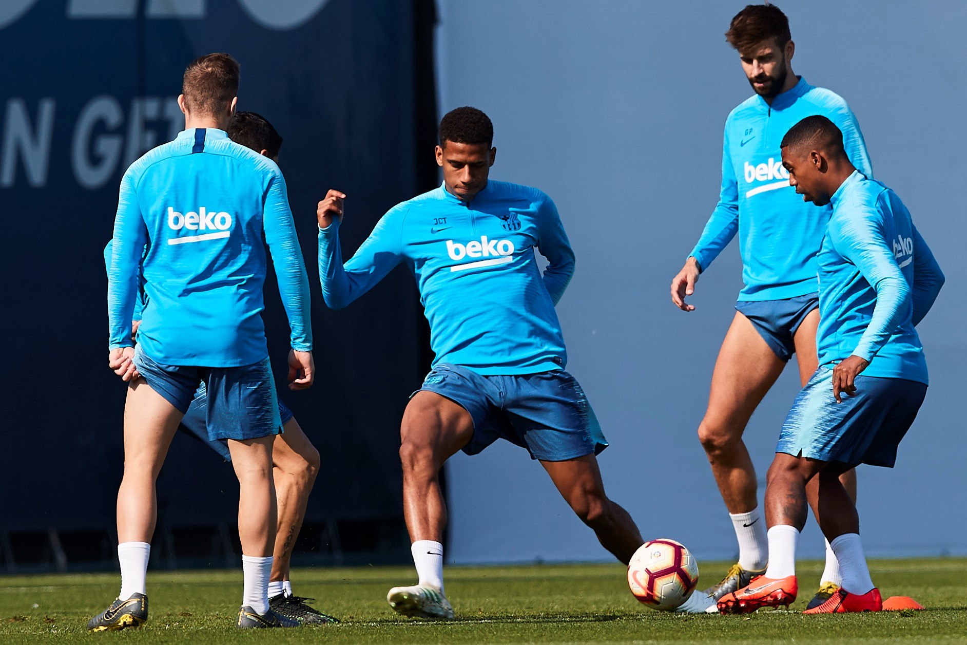 El Huesca busca dar un golpe ante las rotaciones del Barça 1 Todibo (centro) podría sumar sus primeros minutos oficiales desde que fichase en enero por el Barça.