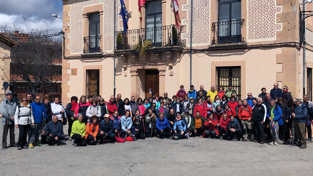 Los caminantes abordaron un itinerario de 11,2 kilómetros entre Puebla de Pedraza y Sebúlcor, culminando en el Duratón. / el adelantado