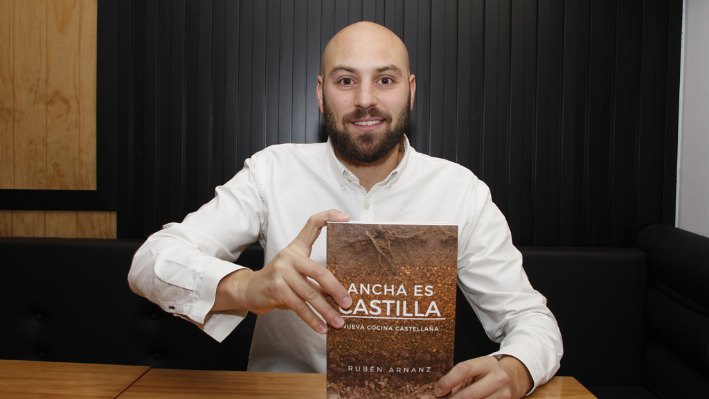 Rubén Arnanz, con un ejemplar de su primer libro de cocina. / nerea llorente