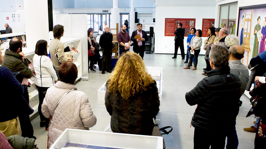 Momento de la inauguración y la visita a las exposiciones que pueden contemplarse estos días en la Biblioteca Pública, en Segovia. / josé Manuel cófreces