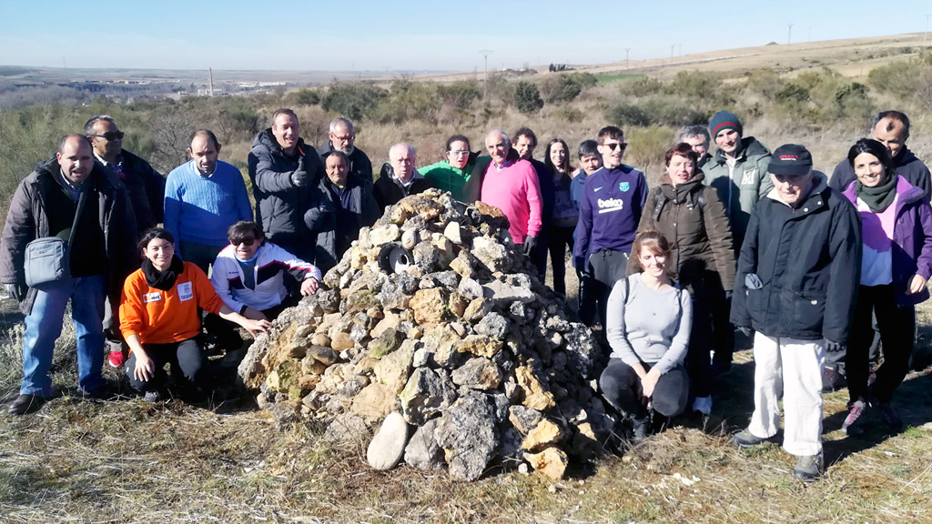 El equipo que llevó a cabo la construcción del majano con caja nido para el mochuelo europeo en la zona de Las Lastras.