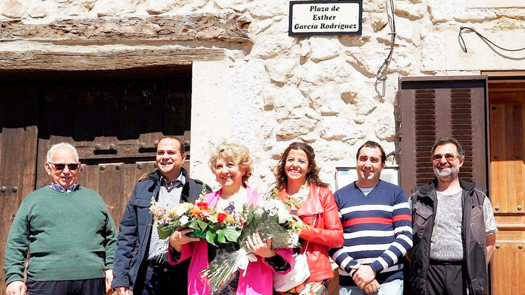 Esther García, en la plaza que lleva su nombre, junto a la corporación municipal. / EL ADELANTADO