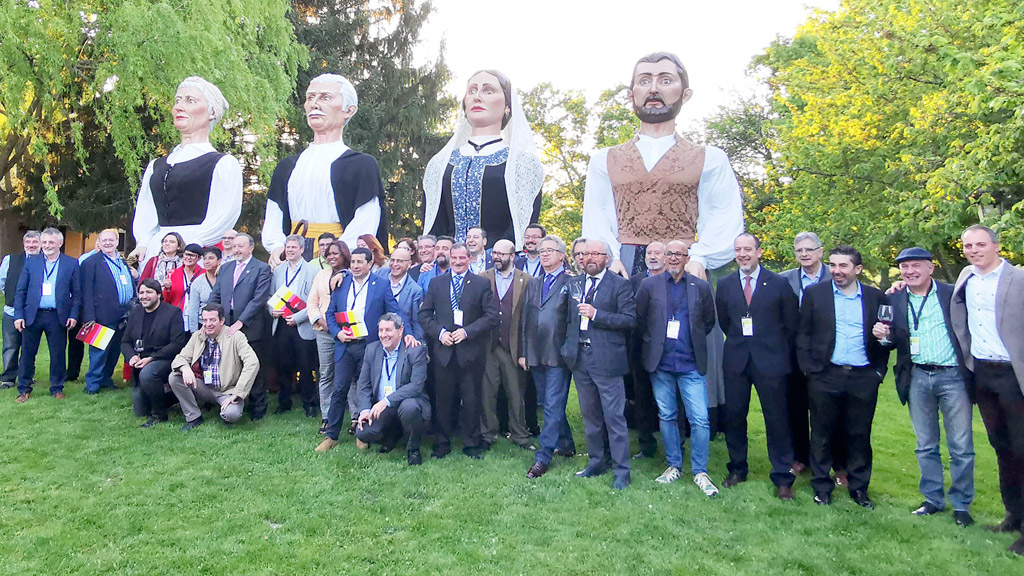 Los sumilleres representantes de toda España han celebrado su asamblea nacional en Pamplona para analizar la situación del sector. / el adelantado