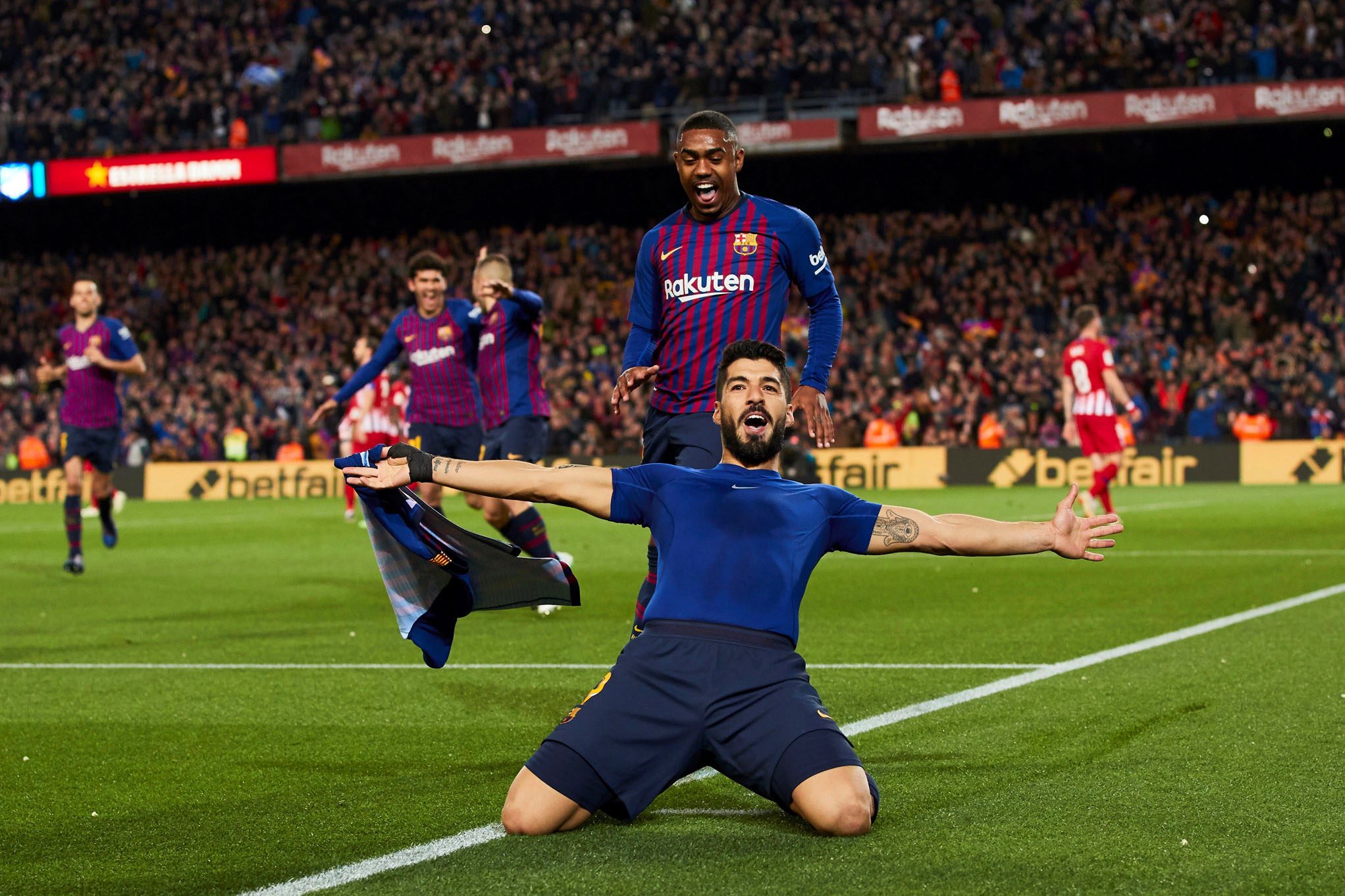 El Barça remata la Liga 1 Luis Suárez celebra el gol con el que claudicaba la resistencia del Atlético de Madrid, que aguantó una hora con un jugador menos, y encarrilaba la victoria —y el título de Liga— del FC Barcelona.