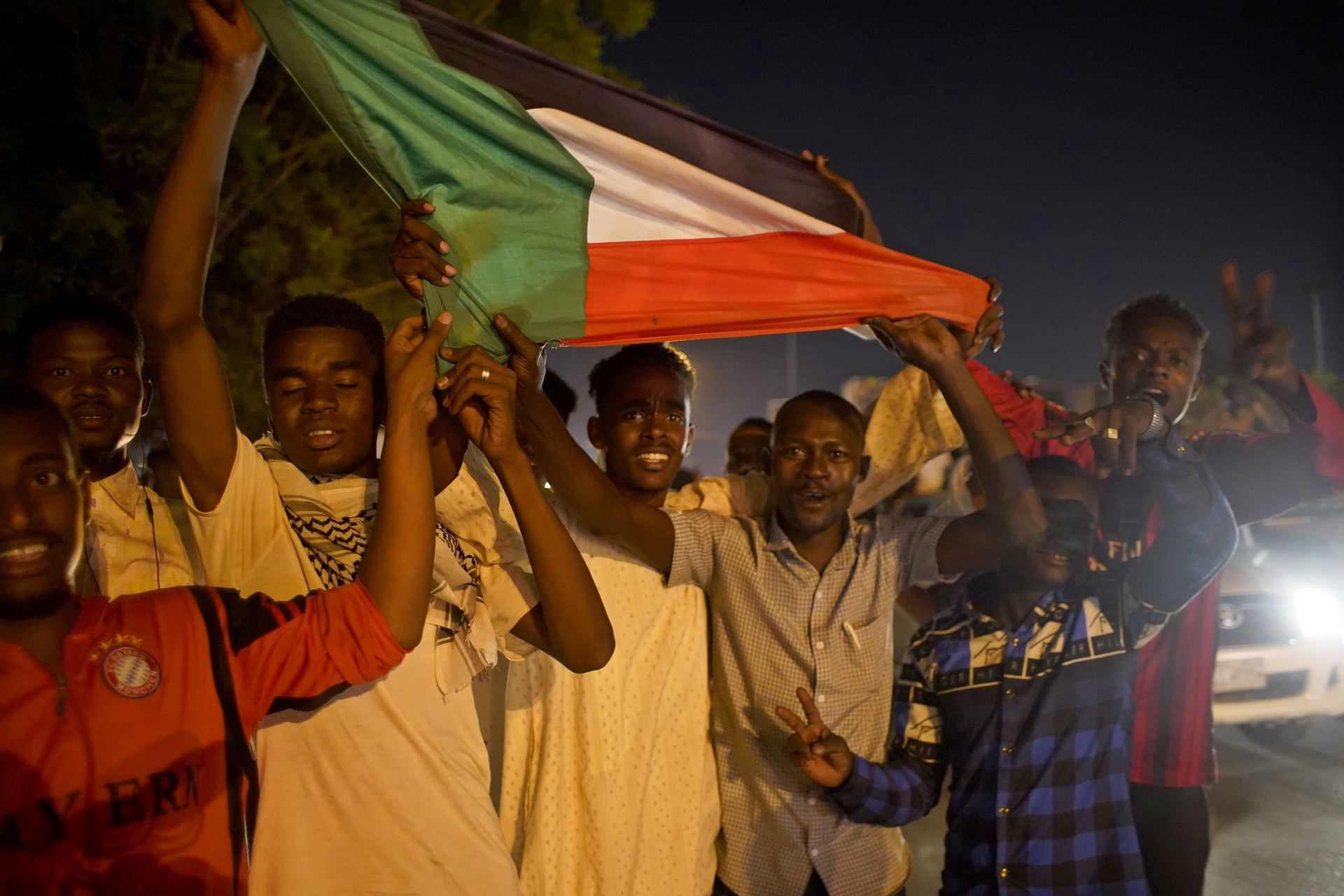 Un grupo de sudaneses salen a la calle por las calles de Jartum tras la dimisión del Ministro de Defensa Awad Ibn Auf.