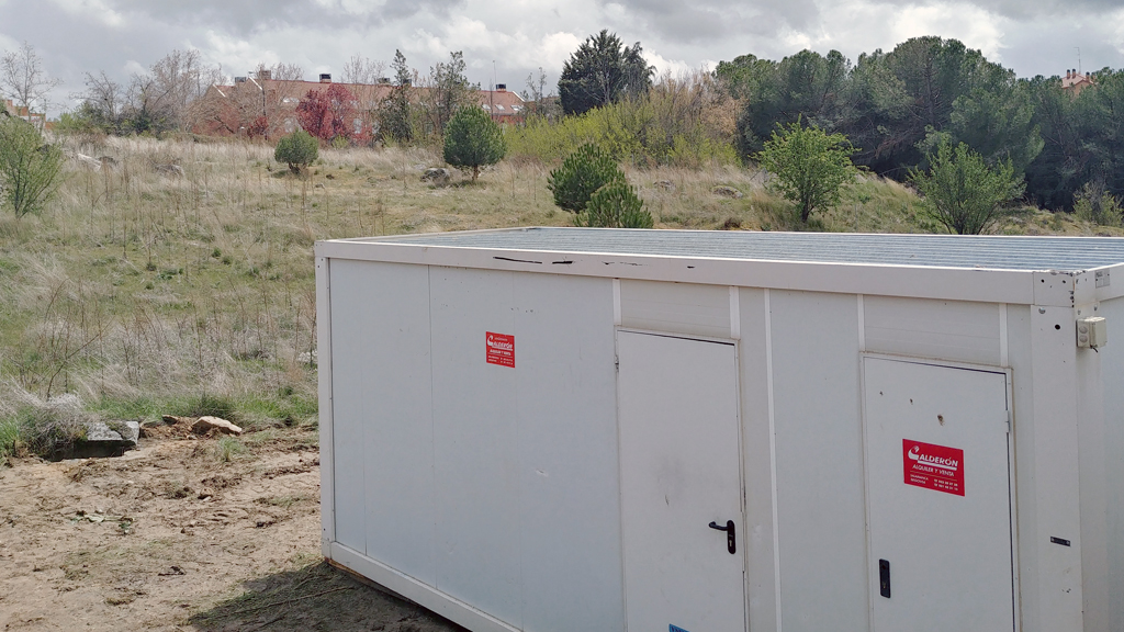 Caseta de obra instalada en el terreno donde se construirá el centro, entre la calle El Terminillo y la avenida de Vía Roma. / G. A.