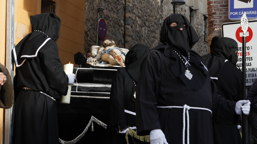 El 'Yacente' en un momento de la procesión. /NEREA LLORENTE