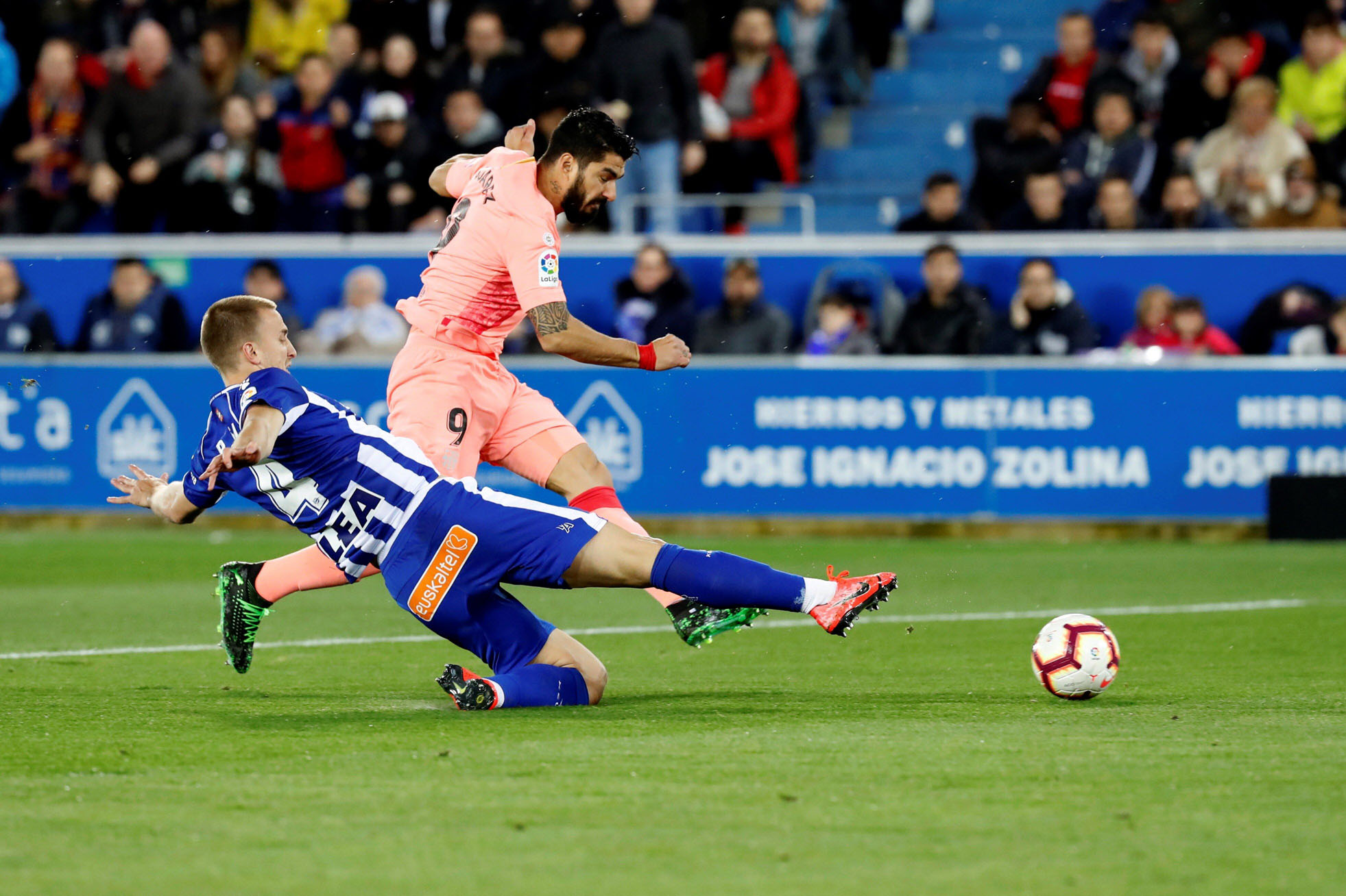 El Levante, un rival ideal para el alirón del Barça 1 Luis Suárez intenta superar a Rodrigo Ely durante el Alavés-Barcelona de la pasada jornada de la Liga Santander.