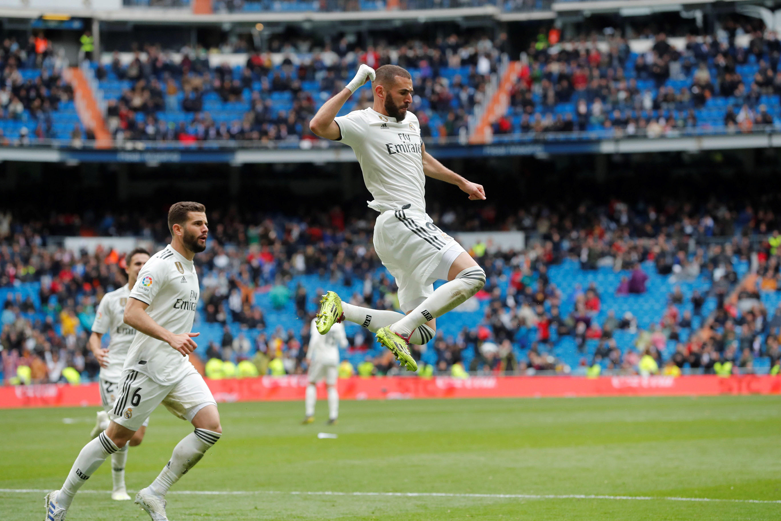 Benzema cura la astenia del Madrid 1 Karim Benzema celebra su segundo gol ante el Eibar para completar la remontada y dar la victoria al Real Madrid.