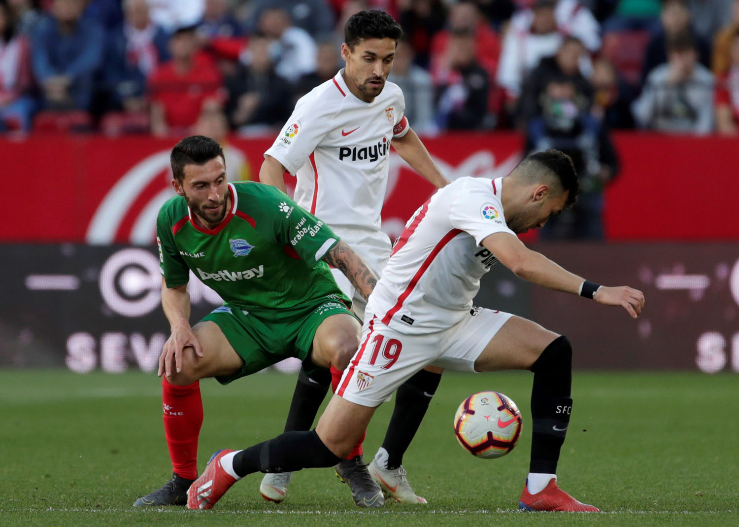 Sevilla (sexto clasificado) y Alavés (séptimo) se mantienen en la pelea por entrar en competición europea.