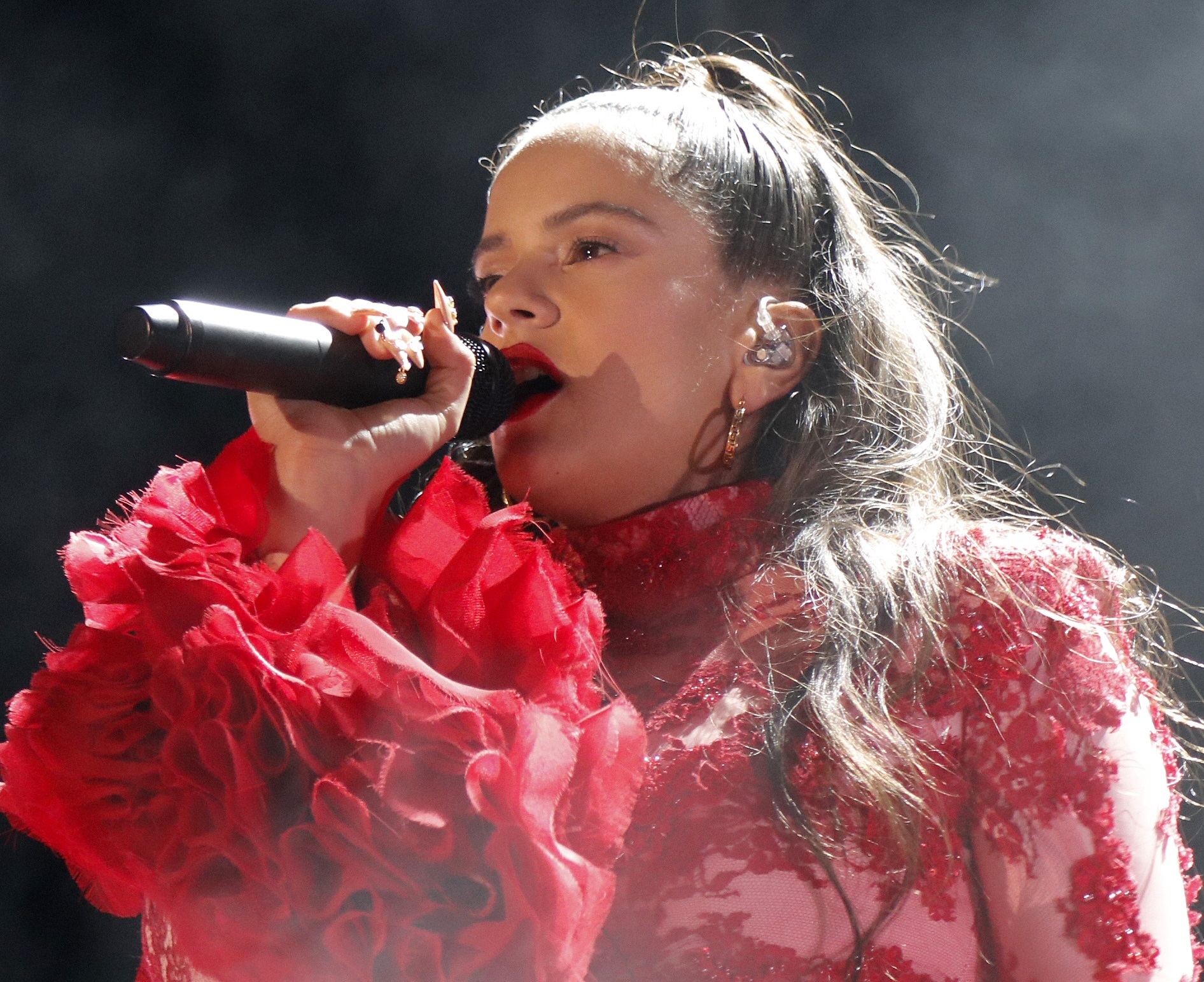 La actuación de Rosalía contó con muchas referencias a la cultura y la vida en el extrarradio urbano en España.