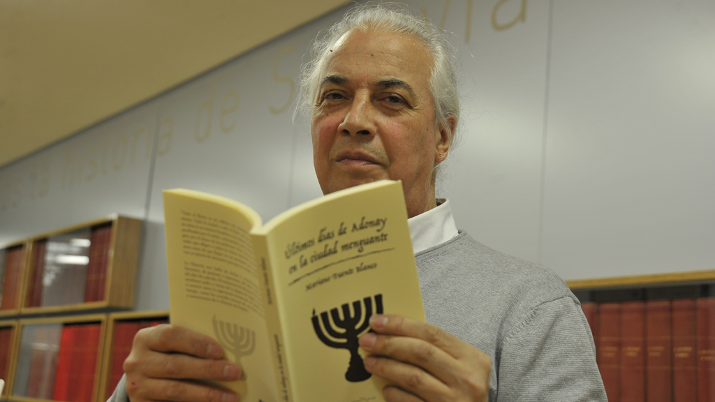 Mariano Fuente Blanco con su libro en las manos en la hemeroteca de El Adelantado de Segovia.