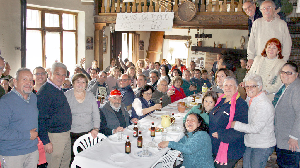 El último bar de Sigueruelo 1 Los vecinos de Sigueruelo celebraron una gran fiesta para agradecer su trabajo a Mercedes y Virgilio durante más de treinta años. / david ruipérez