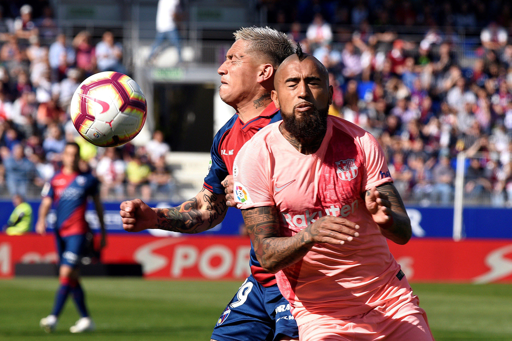 El Barça, sin plan B 1 Arturo Vidal choca con el ‘Chimy’ Ávila en una acción del partido entre el Huesca y el FC Barcelona en El Alcoraz.