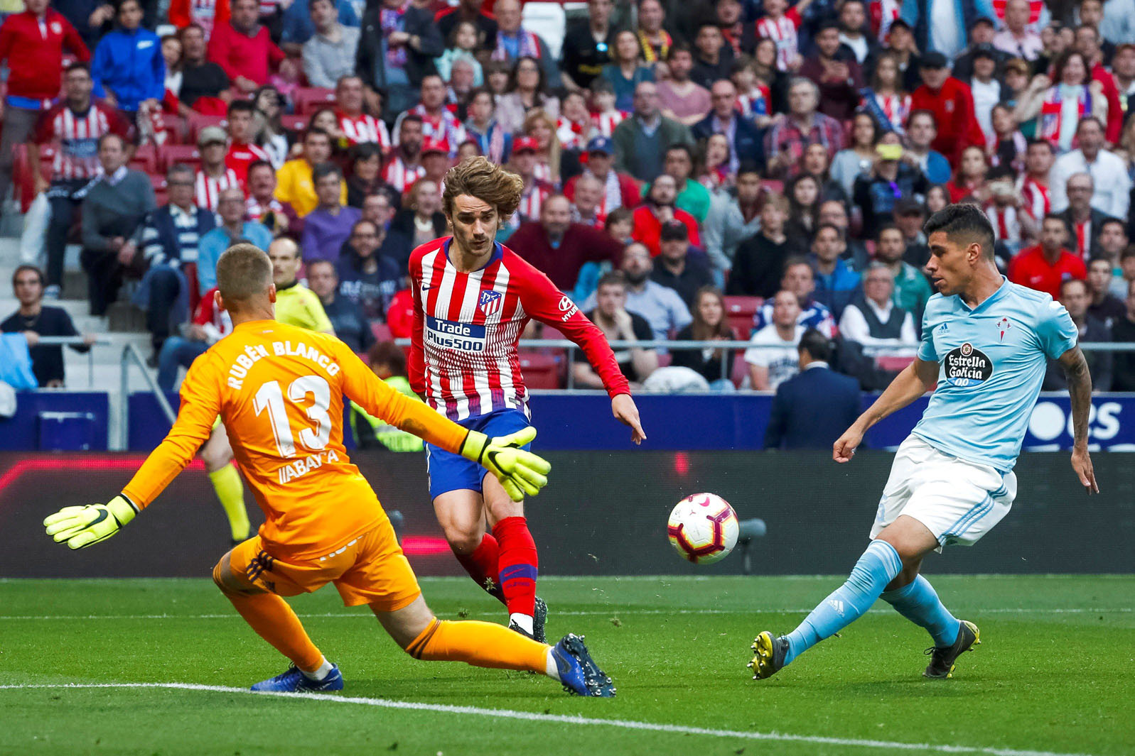 Oblak para, Griezmann marca 1 Griezmann intenta superar a Rubén Blanco en busca de un doblete que frustró la defensa del Celta.