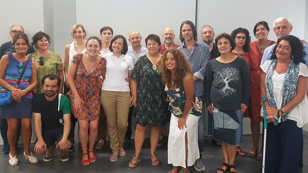 El último becado hasta el momento ha sido el poeta neozelandés con residencia en Madrid Charles Olsen, en la imagen entre la alcaldesa y la concejala de Cultura, durante un encuentro con personalidades del ámbito cultural. / E. A.