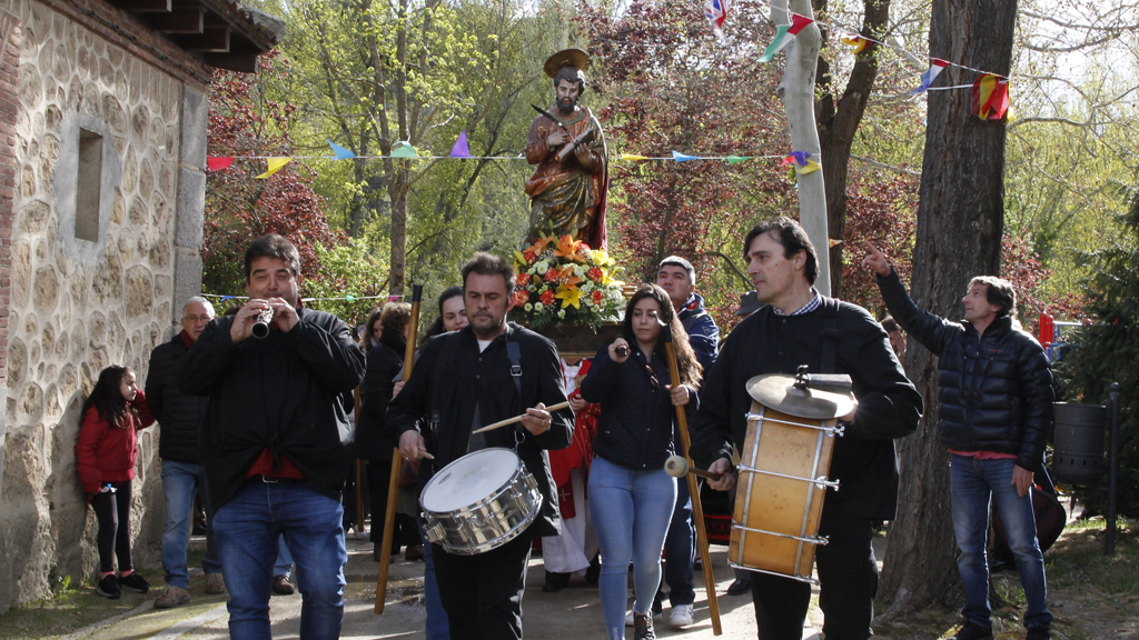 Procesión con la imagen de San Marcos por las calles del barrio ribereño. / Nerea Llorente