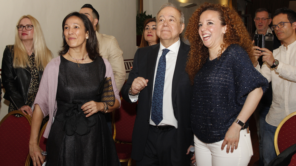 Calvo, junto a Noemí Otero (dch), ha seguido los resultados electorales desde el Hotel San Antonio el Real. / Nerea Llorente