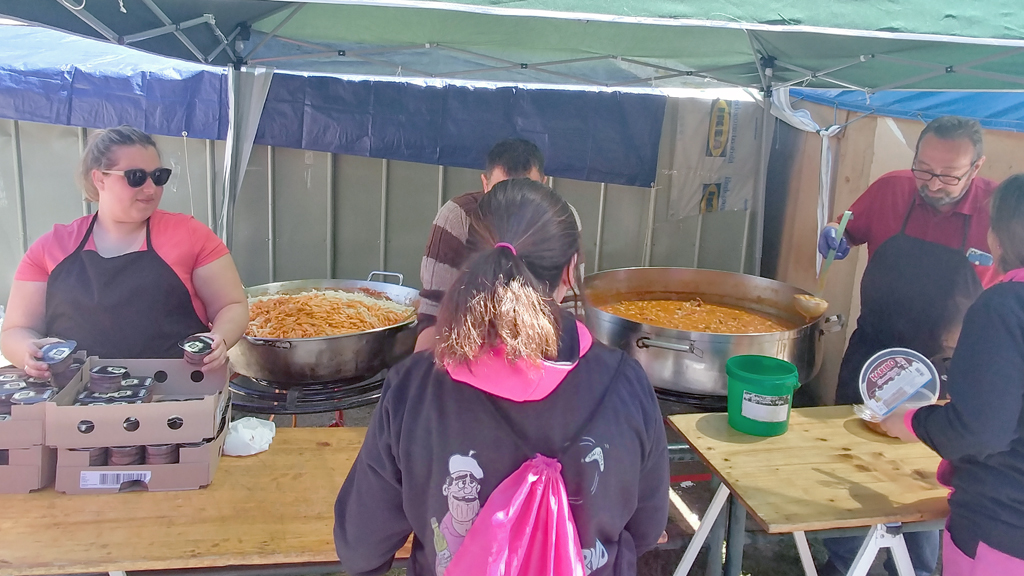 La comisión de fiestas está formada por peñistas del barrio de San José que colaboran en actividades como la judiada. / E. A.