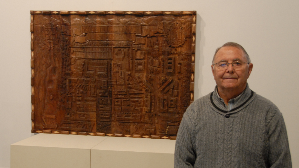 Ebanista, carpintero y artista, Juan Gómez, Cantalejo posa junto a su obra de 115 x 85 centímetros. / E. A.