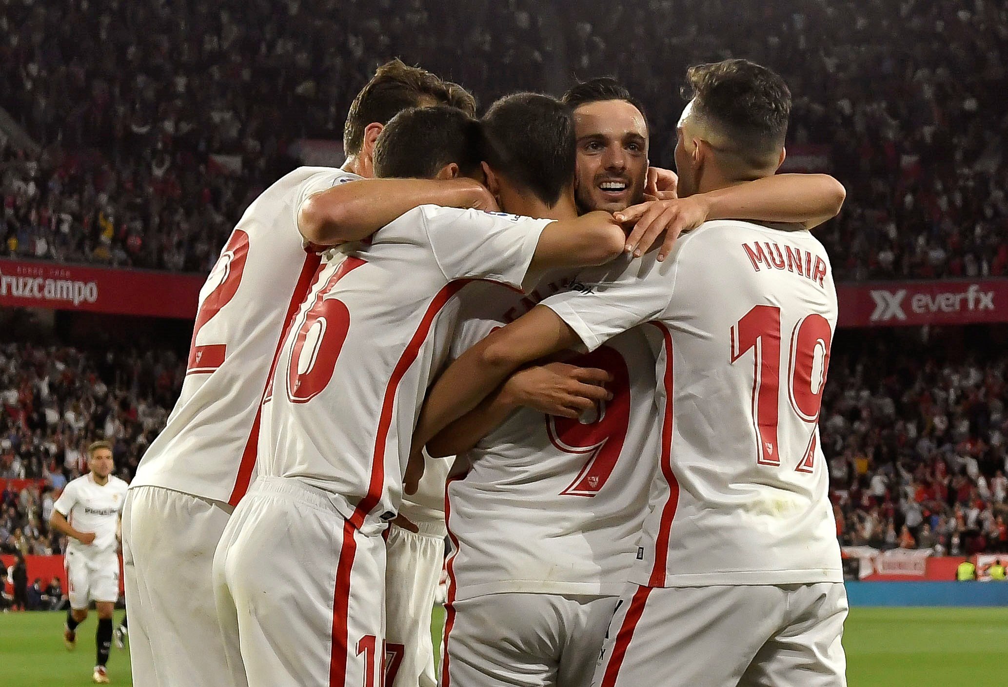 Pablo Sarabia (centro) celebra con sus compañeros el segundo gol del Sevilla en el derbi contra el Betis.
