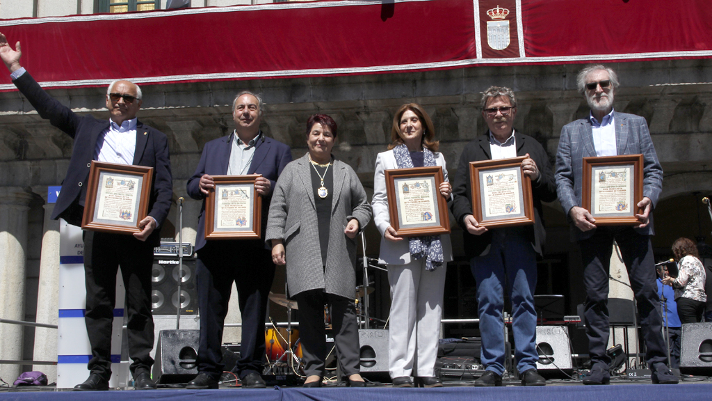 Los miembros del Mester con sus placas, junto a la alcaldesa. / Nerea Llorente