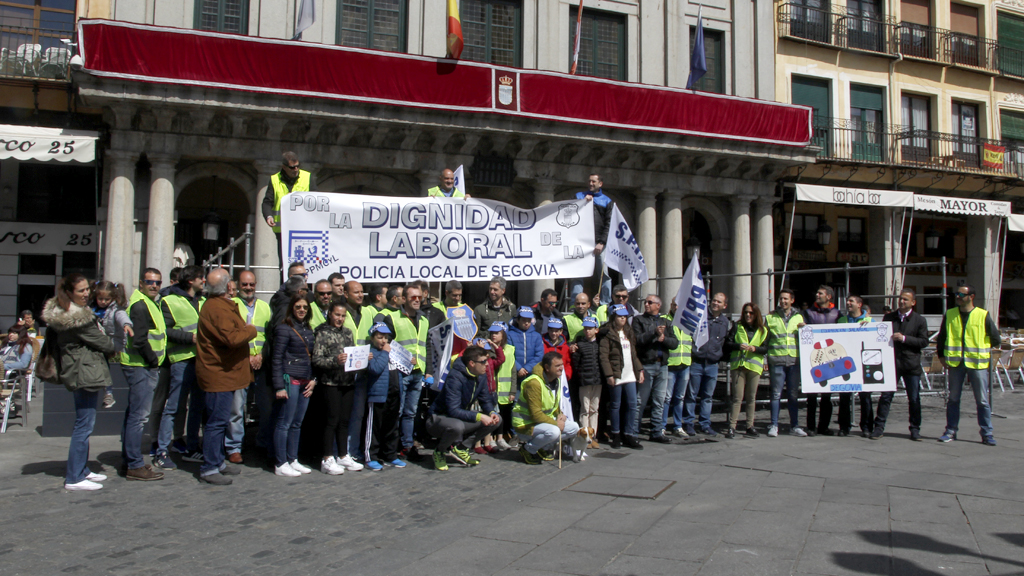 Imagen de la concentración de los policías locales de Segovia frente al Ayuntamiento de la capital. / Nerea Llorente