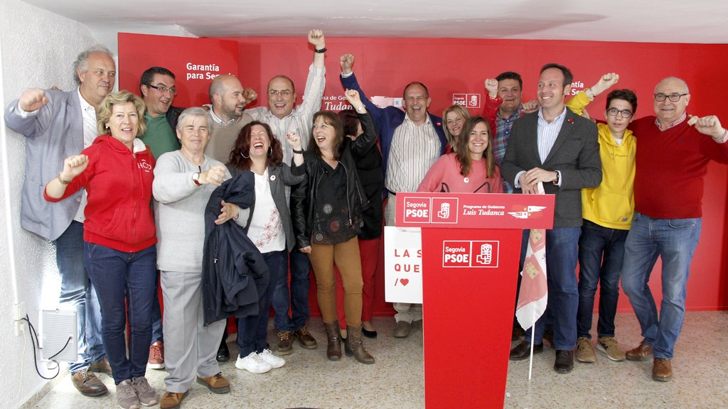 José Luis Aceves, en el centro, con un grupo de representantes del partido, festejando anoche la victoria. / n. llorente