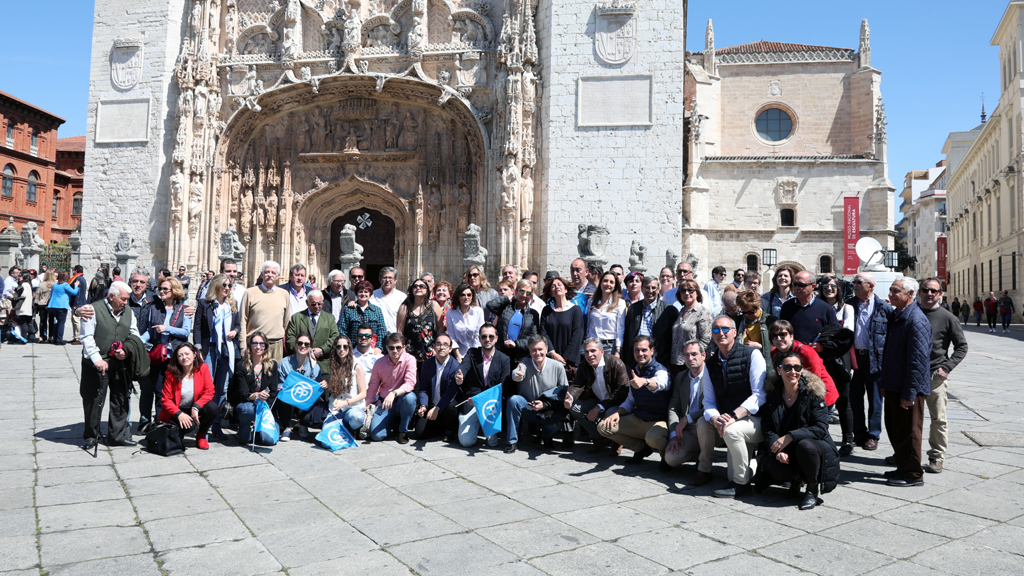 Los candidatos del PP participan en el mitin central del partido 1 La comitiva del PP segoviano posa frente a la iglesia de San Pablo en Valladolid. / El Adelantado