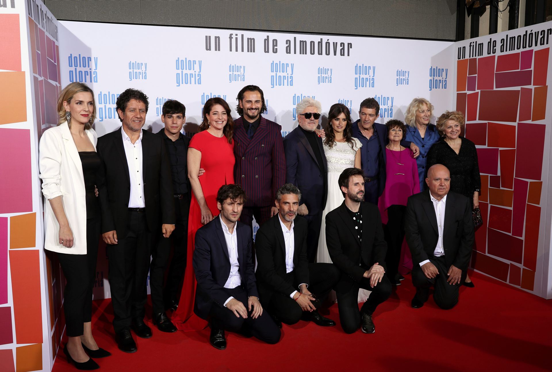 Parte del elenco de ‘Dolor y Gloria’, con la que Almodóvar compite en Cannes.